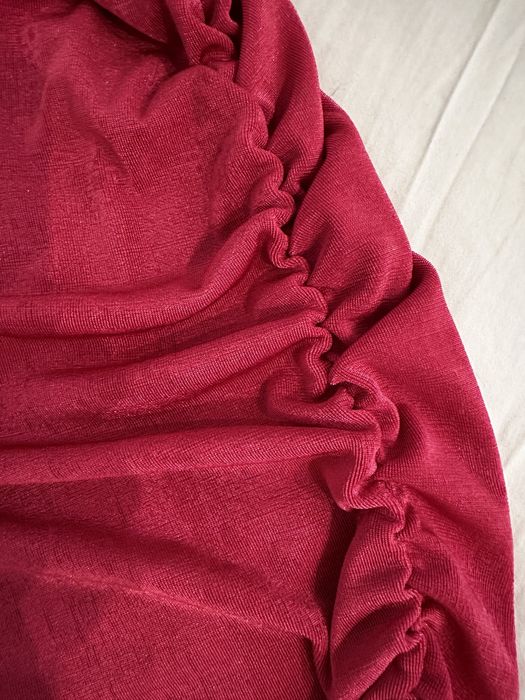 Rochita roz, mulata pe corp, cu o singura maneca