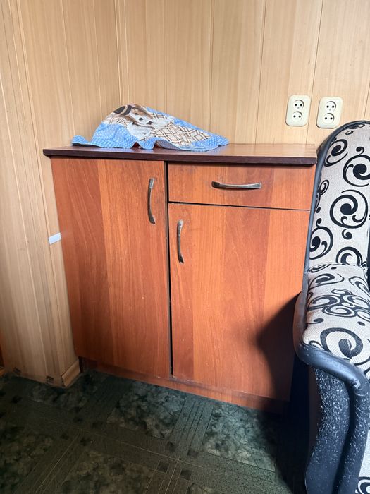 Продам мебель стол шкаф