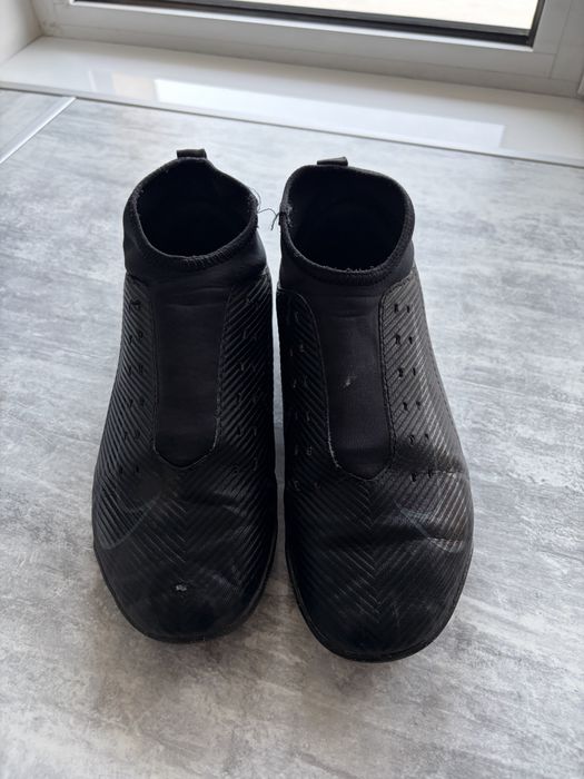 Футболни обувки Nike и Puma.