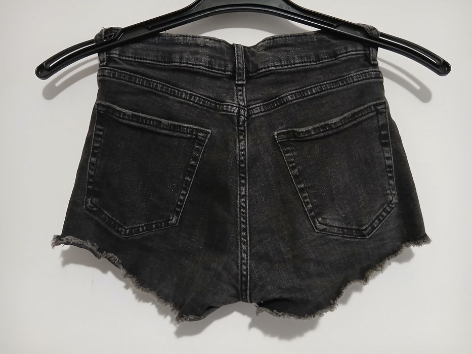 Blugi scurti fete marca H&M masura M/L purtat o singura data