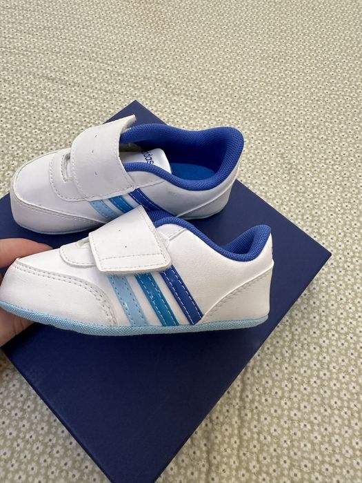 Продам детские кроссовки