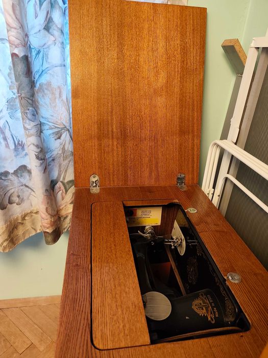 Крачна руска шевна машина.Цената подлежи на коментар.