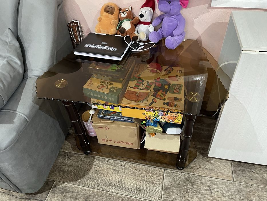 Стеклянный столик