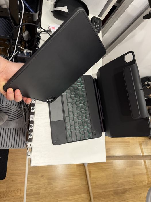 Esr rebound magnetic keyboard ipad 13 pro