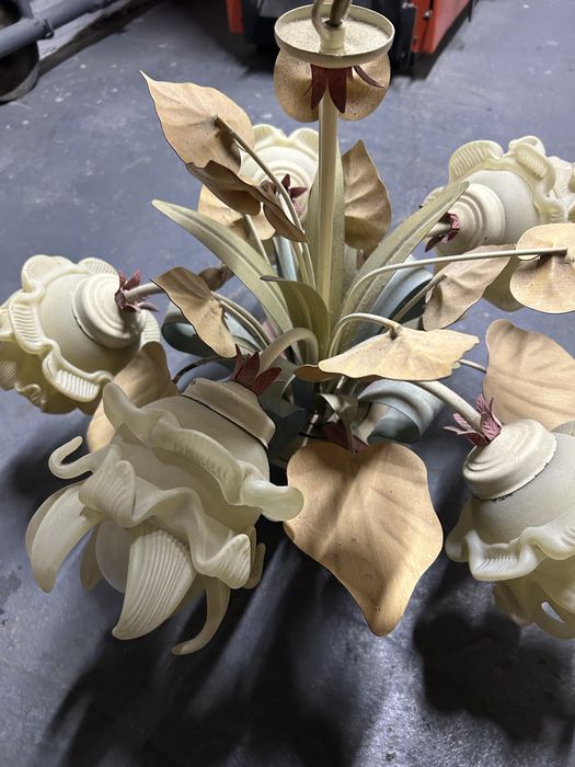 Продам люстры, бра.