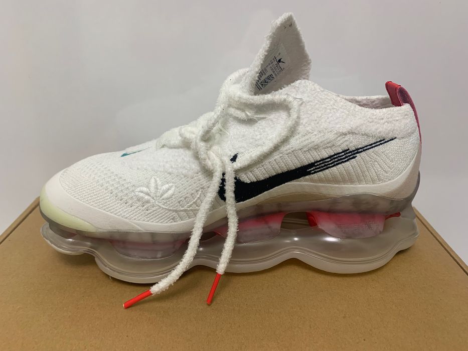 Нови дамски маратонки Nike Air Scorpion flyknit white налични 39 номер