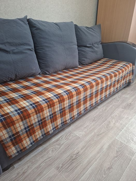 Продам диван срочно.