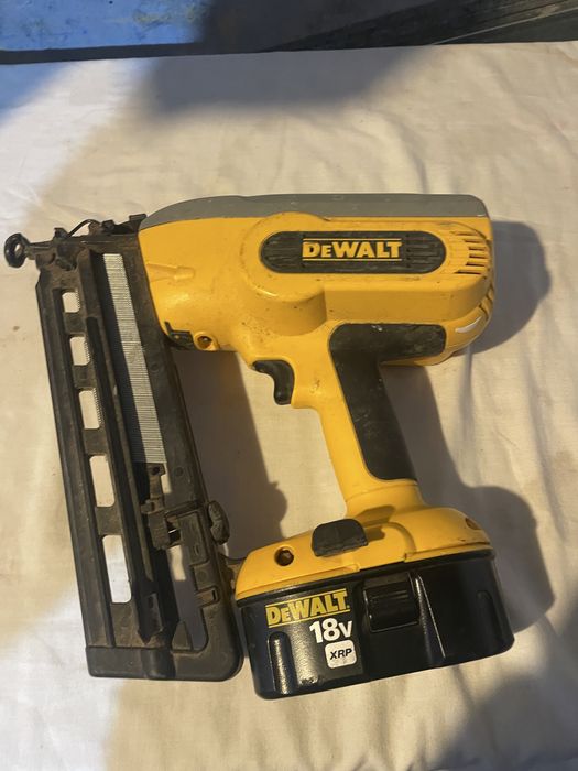 Pistol cuiesi fierastrau pe baterii