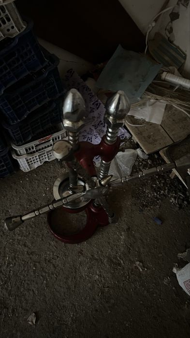 Anor siqgich anor sharbati aparati ishlab turgan biznes