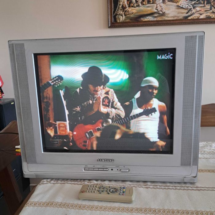 Телевизор 21 инча SAMSUNG с плосък кинескоп работи перфектно.