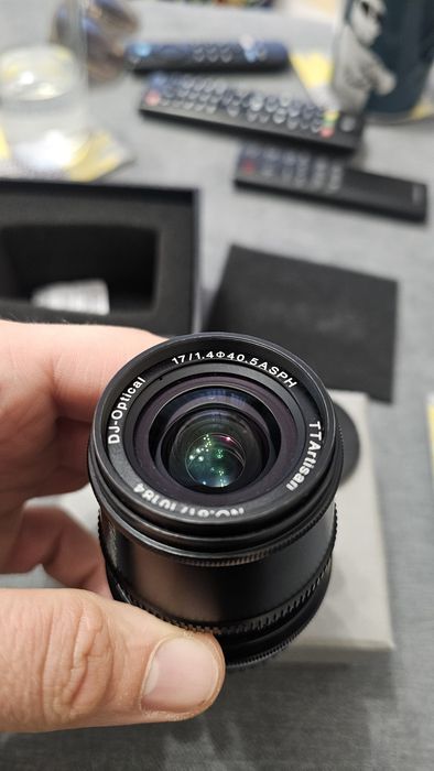 Vând obiectiv MF  TTArtisan 17 mm f1.4, montura Fujifilm X