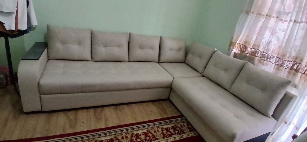 Yumshoq mebel stoli va 2 ta pufigi bilan