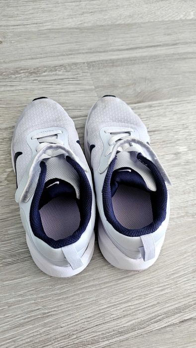 Много запазени маратонки за момиче.