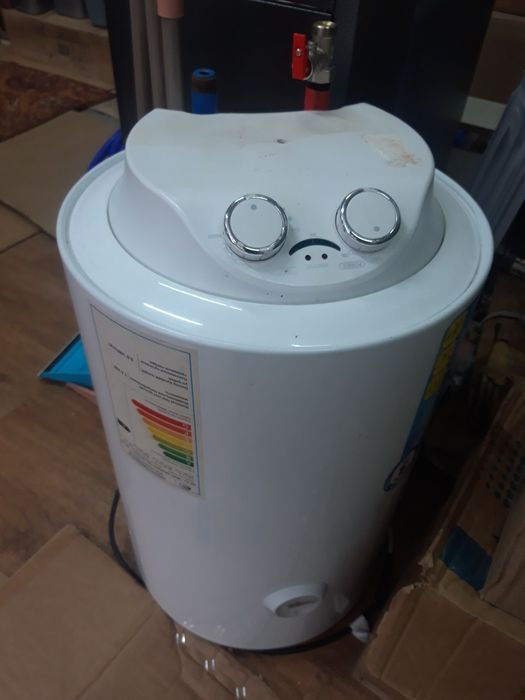 Продам Б/у водонагреватель на 30 литров