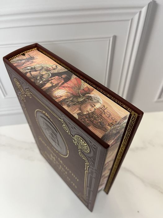 Книга «Игра престолов» в кожаном переплете