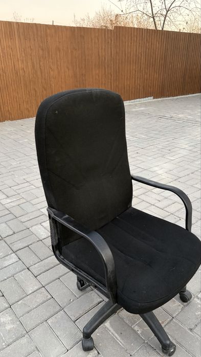 Офисный кресло и компьютерный