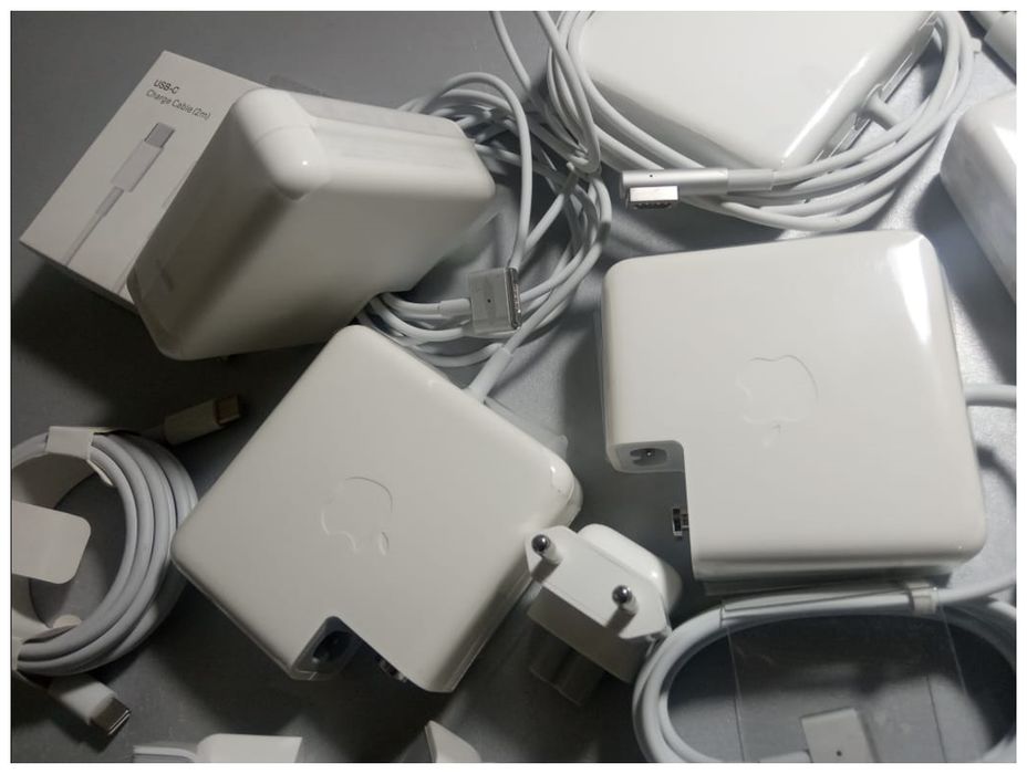 на MacBook 45W - зарядка, блок питания.