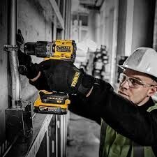 DeWALT 18V XR 4-в-1 комплект с 3 батерии 5Ah, зарядно и куфари. Професионални машини, подходящи за строителство и ремонт.