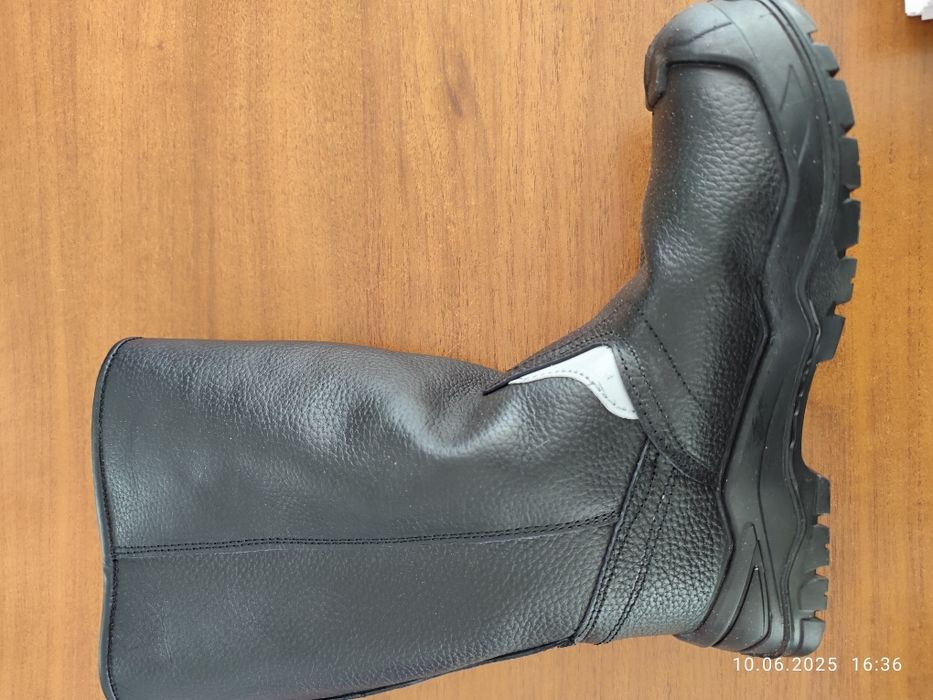 Продам новую спец обувь