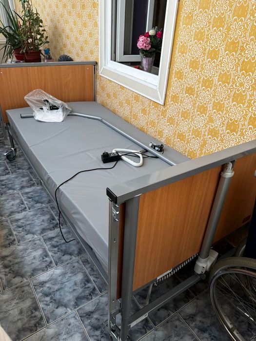 Vând pat medical , pentru persoane cu dezabilitati . Patul este electric