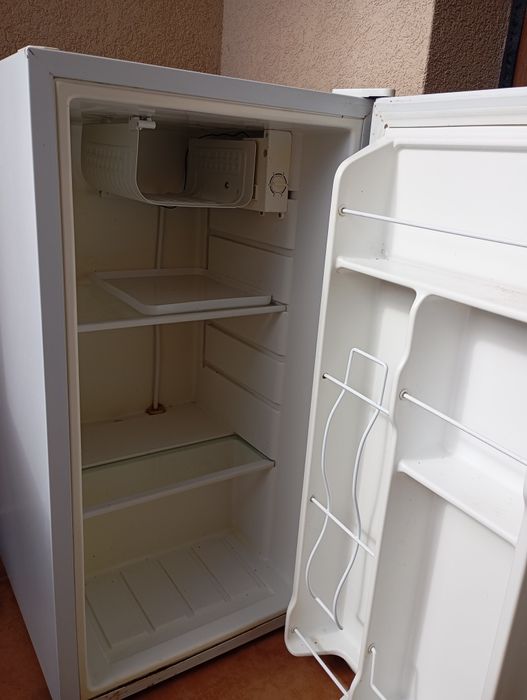 Продавам малък хладилник CROWN– много добро състояние