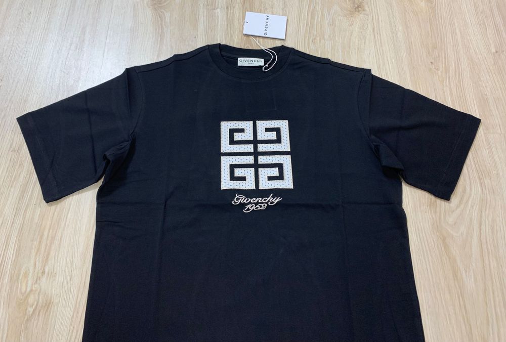 Нови мъжки тениски с етикети Givenchy налични