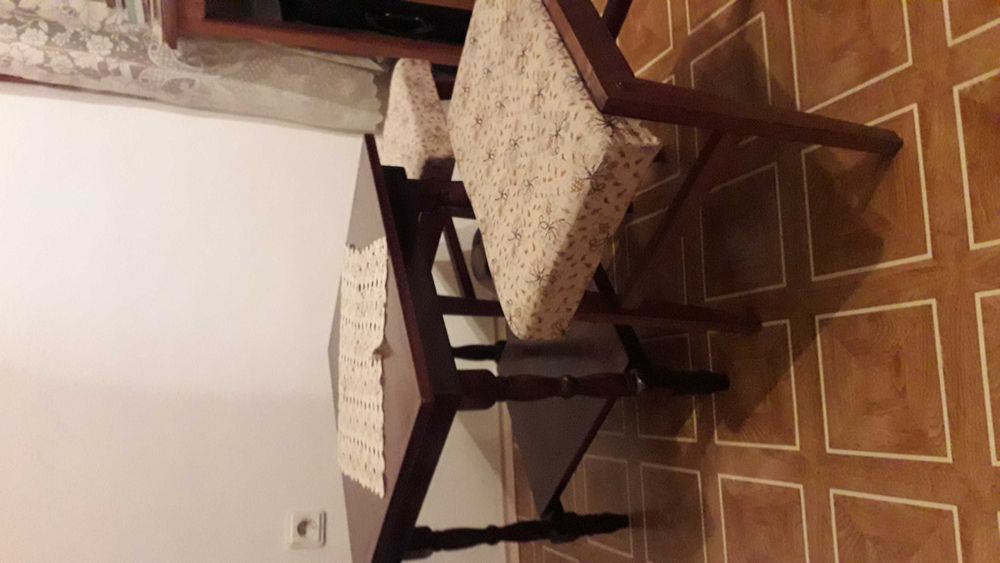 Квадратна масичка с две табуретки за детска стая