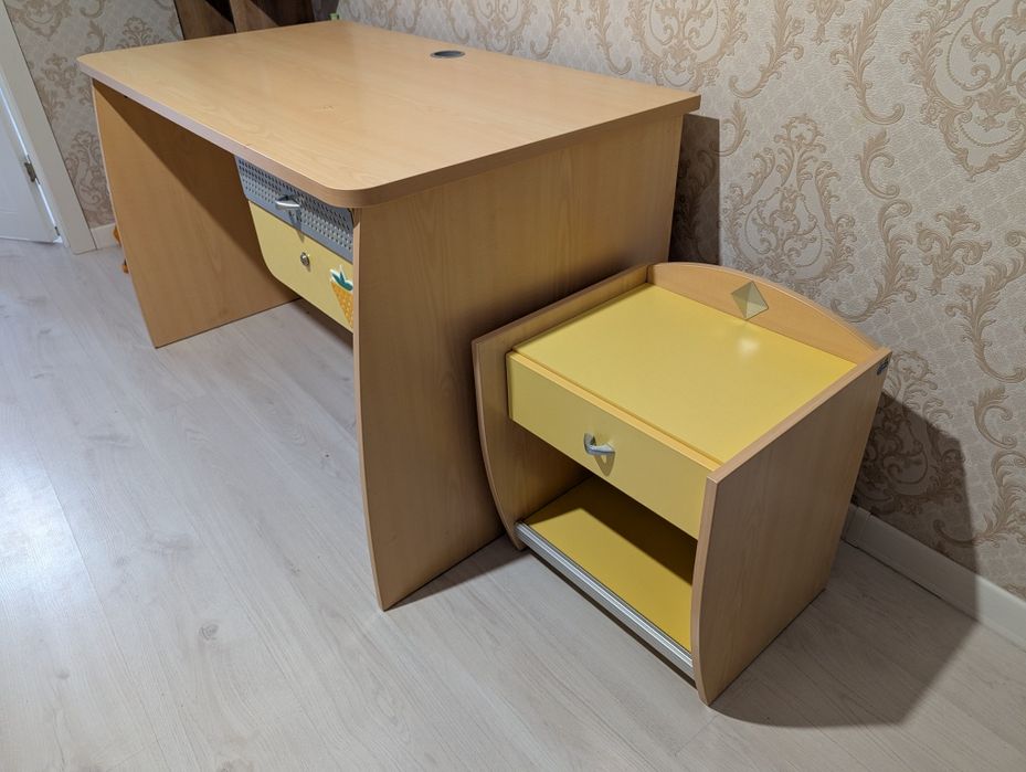 Стол письменный с тумбой