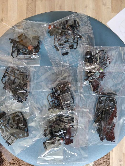 Set 8 figurine tip Lego cu 10 accesorii diferite si scuturi