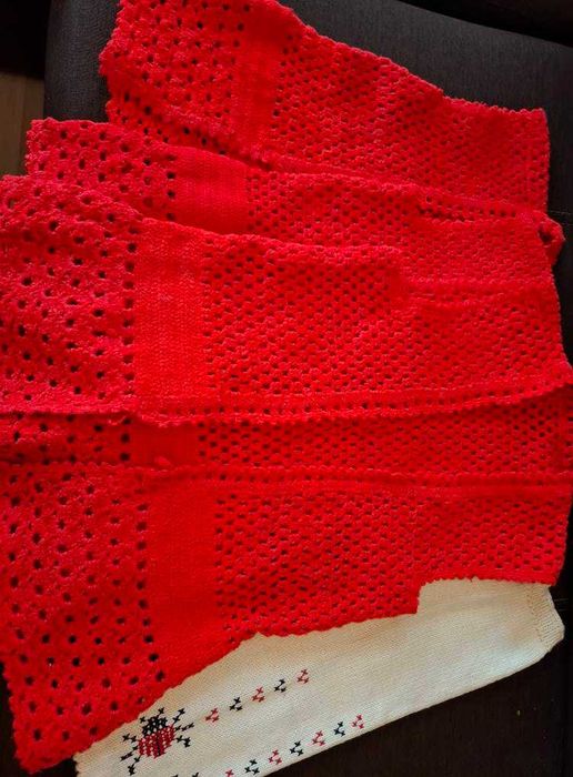 Червено и бяло. Елечета и панталон.