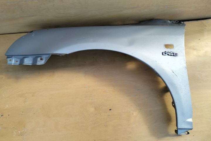 Aripa stânga Toyota Avensis a 2-a generatie T25