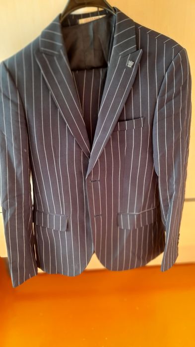 Продам костюмы,тройки