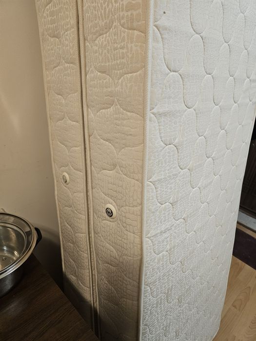 Единични матраци (има два) почти нови 200x70x20