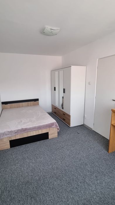 Închiriez apartament cu doua camere.