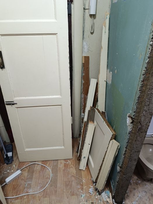 Даром на дрова демонтированная дверь