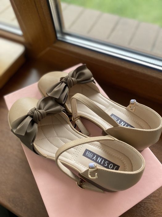 Босоножки бренда Josiny