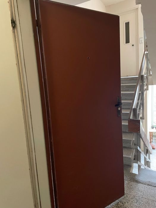 Продавам входна метална врата с рамка