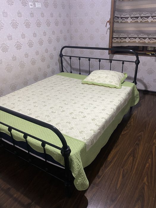 Железная кровать с матрасом