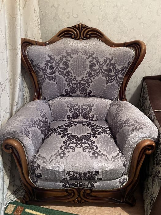 Диван велюровый с двумя креслами