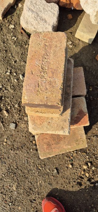 Vand caramida samota pret 3 lei bucata