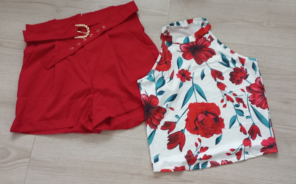 Top cu print floral si pantaloni scurti