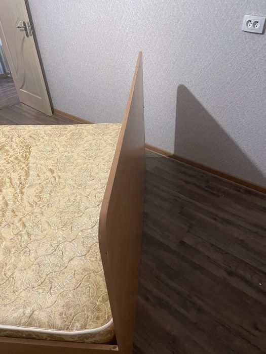 Кровать и 2 тумбочки