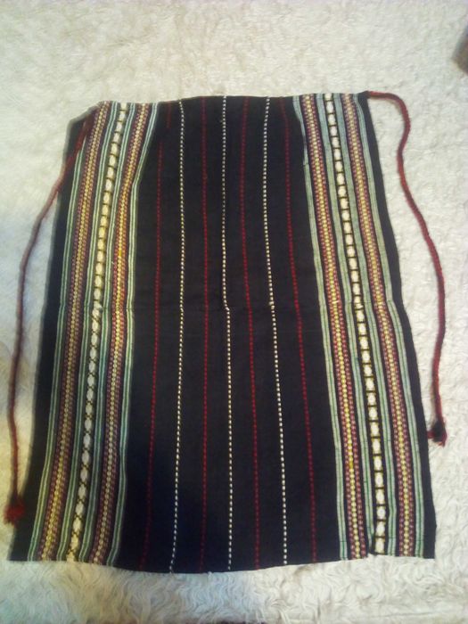 Продавам битови дрехи и тъкани