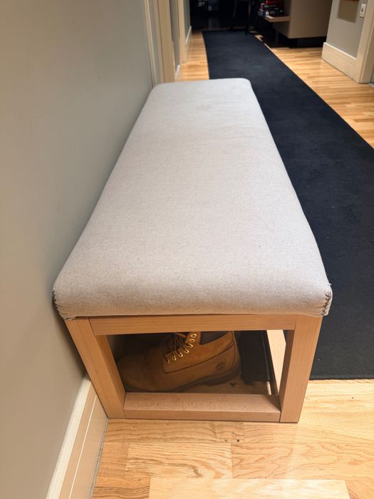 Bancheta dreptunghiulara din stofa gri.Dimensiuni  125x40x h:40