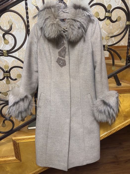 Палто сотилади.