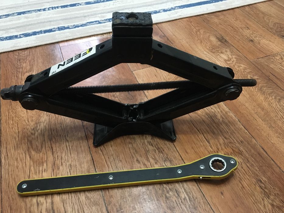 Домкрат б/у фирма FEEN