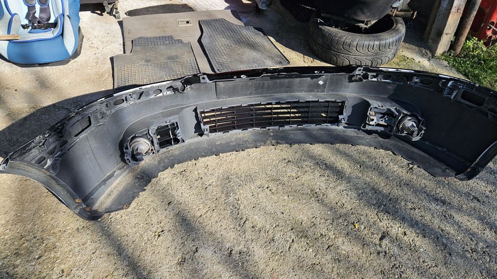 Предна черна Броня за Голф 5 със халогени