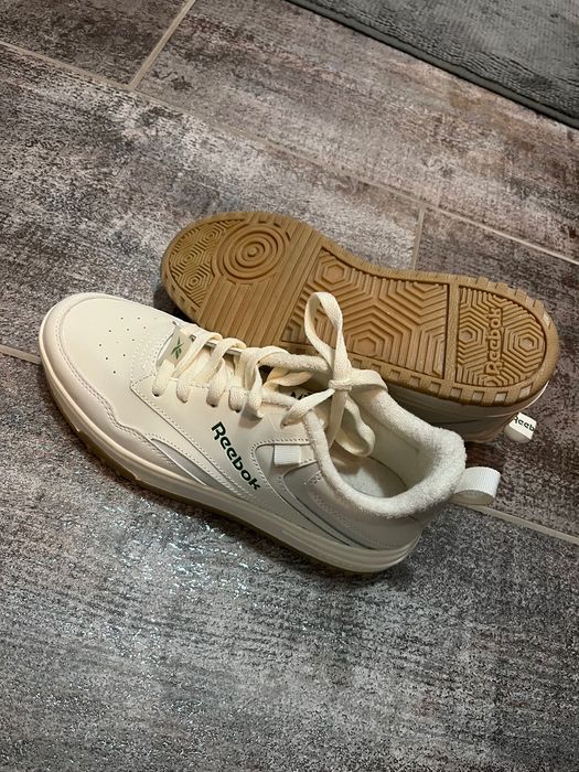 Кецове Reebok Club C Extra Platform (конкретният цветова комбинация е Chalk / Glen Green / Gum).