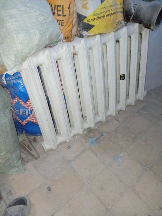 продается бу железный дверь и чугунный батареи