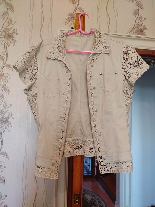 Продам костюм 2 пары джинсовые